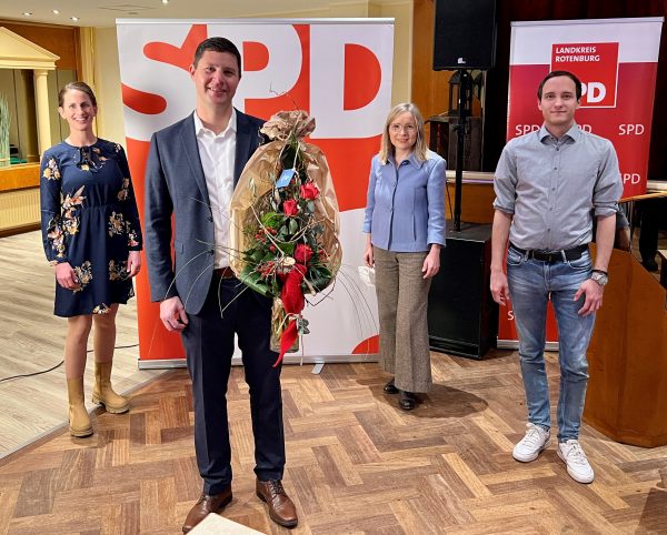 Die Vorsitzenden der SPD-Unterbezirke Rotenburg und Verden, Ina Helwig (l.), Dörte Liebetruth (2. v.r.) und Nils Bassen (r.) gratulierten Tobias Koch (vorne)