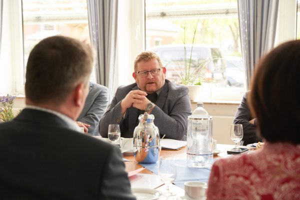 Bernd Wölbern hat die Bildungspolitiker:innen aus der SPD-Landtagsfraktion nach Zeven eingeladen.