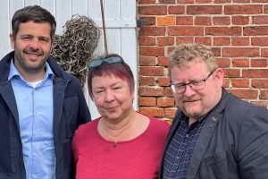 Daniel Schneider (links) und Bernd Wölbern (rechts) folgten der Einladung des SPD-Ortsvereins Bremervörde zum Tag der Arbeit im Garten der Ortsvereinsvorsitzenden Doris Brandt.