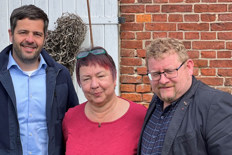 Daniel Schneider (links) und Bernd Wölbern (rechts) folgten der Einladung des SPD-Ortsvereins Bremervörde zum Tag der Arbeit im Garten der Ortsvereinsvorsitzenden Doris Brandt.