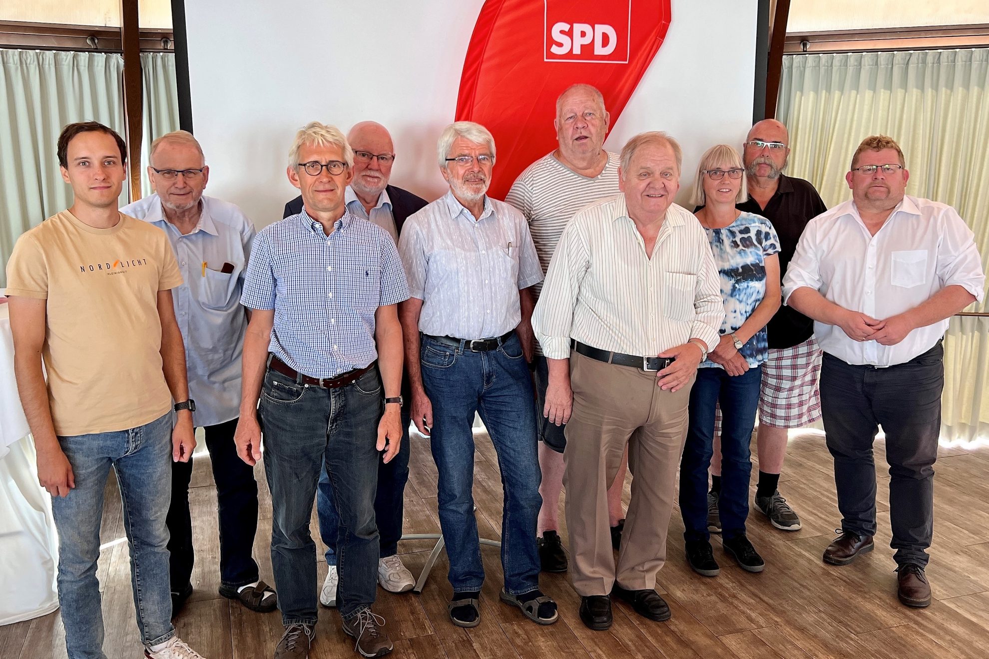 Nils Bassen (links) und Bernd Wölbern (rechts) mit dem neuen Vorstand der Seniorinnen und Senioren im SPD-Unterbezirk Rotenburg